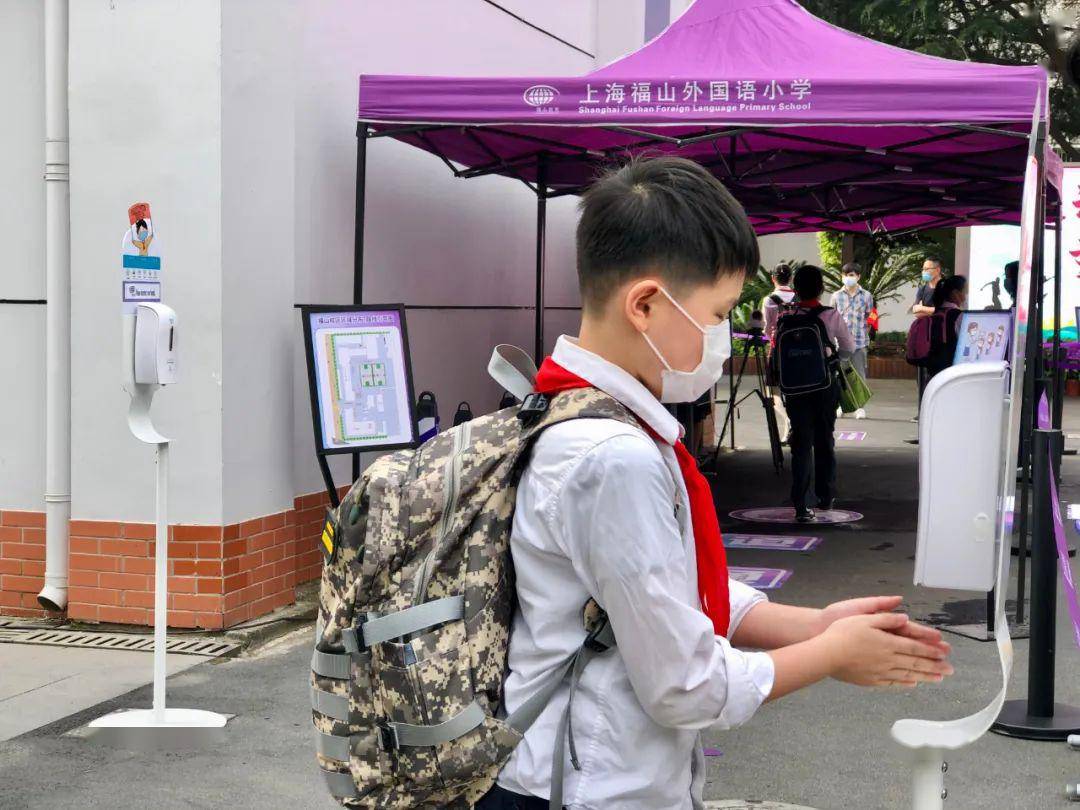 直击开学第一天的浦东校园直击开学第一天的浦东校园，我们可以感受到一股新生的活力和期待的气息。浦东的校园是充满活力、充满机遇的地方，这里聚集了来自各地的学子，他们怀揣梦想，迎接新学期的挑战。