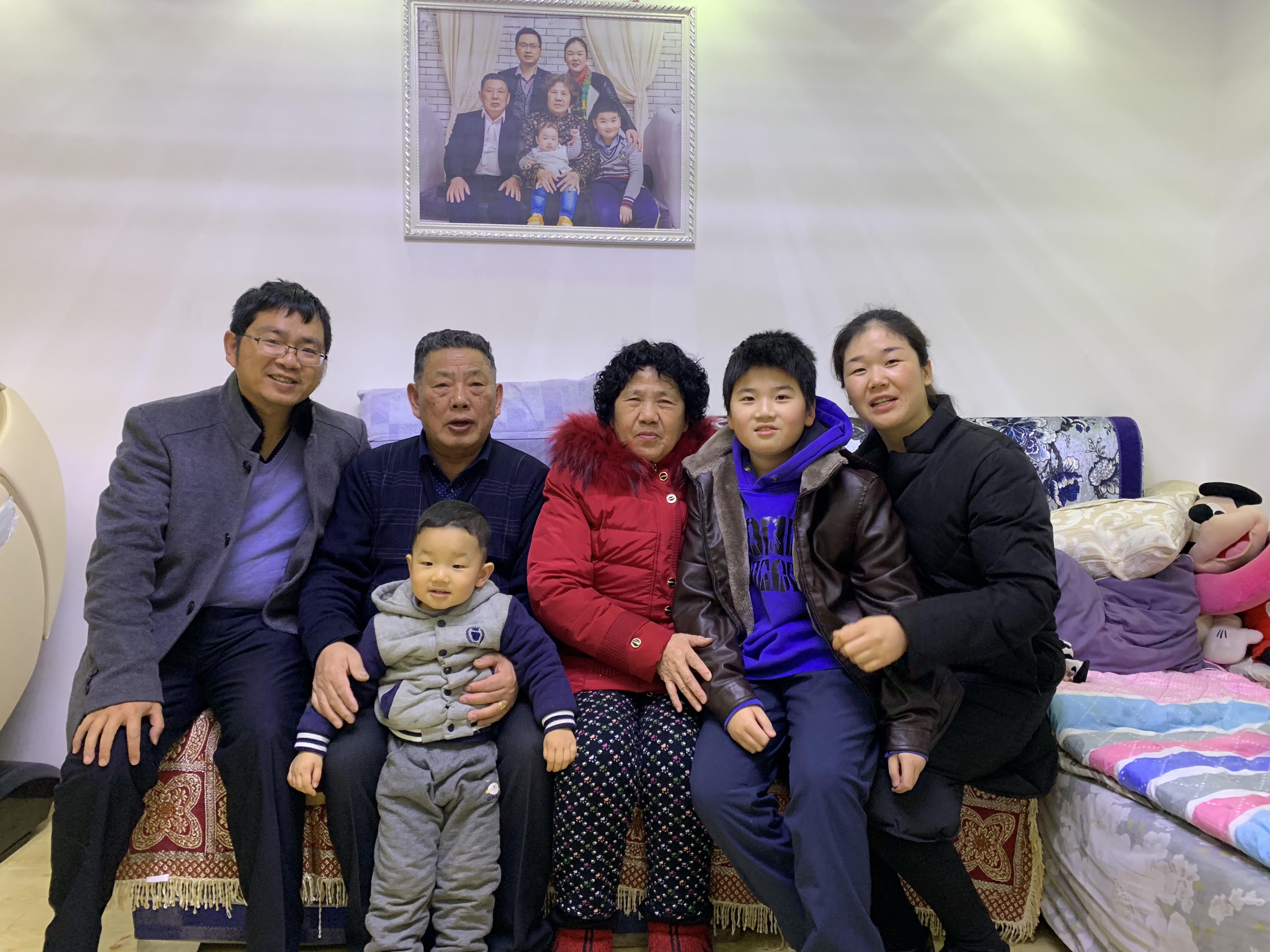 学校回应午休室住近百人：二孩入学潮学校回应午休室住近百人现象，二孩入学潮背后的故事