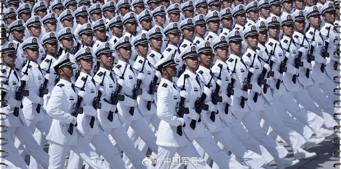 小伙为参加九三阅兵式推迟婚礼这是一个关于责任和荣誉的故事。一个小伙为了参加九三阅兵式，决定推迟自己的婚礼，这体现了他对国家和职责的忠诚和担当。