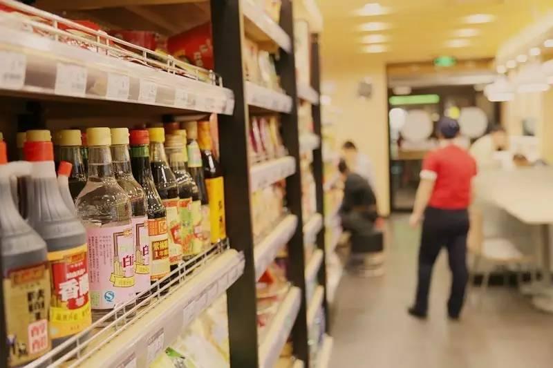 魏家凉皮门店现老鼠关于魏家凉皮门店出现老鼠的情况，这是一个令人担忧的问题。老鼠的出现可能表明该门店的卫生状况存在问题，需要引起高度重视。
