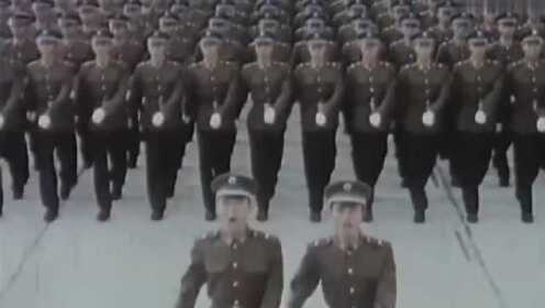 他在阅兵现场留下不能露面的照片
