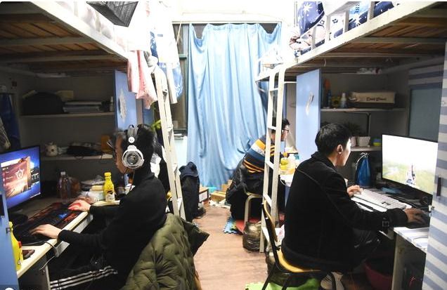 大学男生宿舍打游戏大学男生在宿舍打游戏是一个普遍存在的现象。在宿舍里适度地玩游戏可以放松身心，缓解学习压力，同时也是一种社交活动，有助于同学之间的交流和建立友谊。然而，这也需要注意平衡和适度，以确保不影响学业、健康以及人际关系。